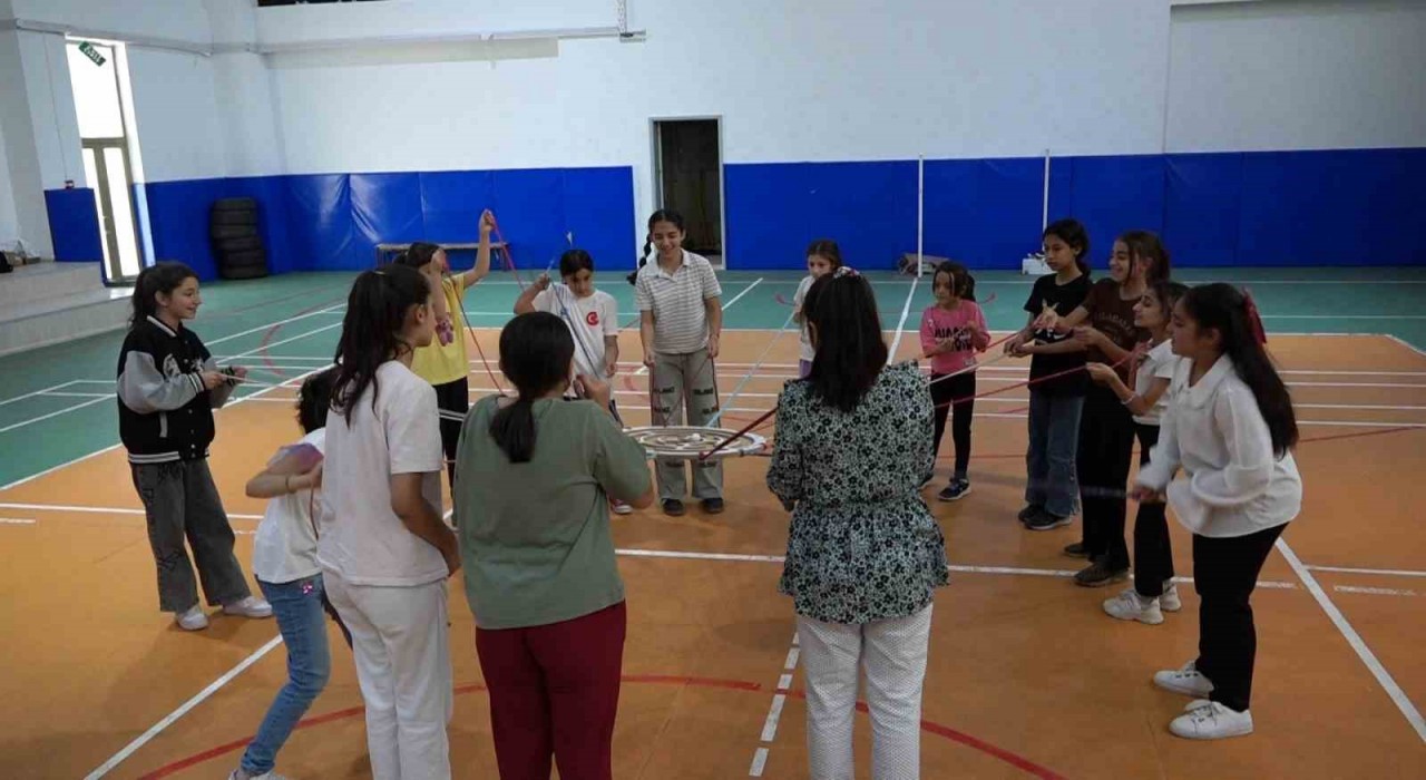 Yeşilyurttaki çocuk şenliği yoğun ilgi gördü