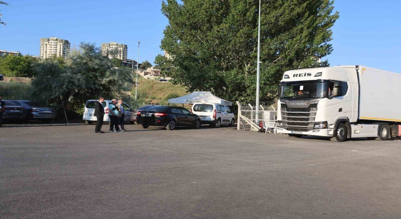 YKS soru kitapçıklarını taşıyan 528 nakliye aracı, 250 sınav merkezine doğru yola çıktı