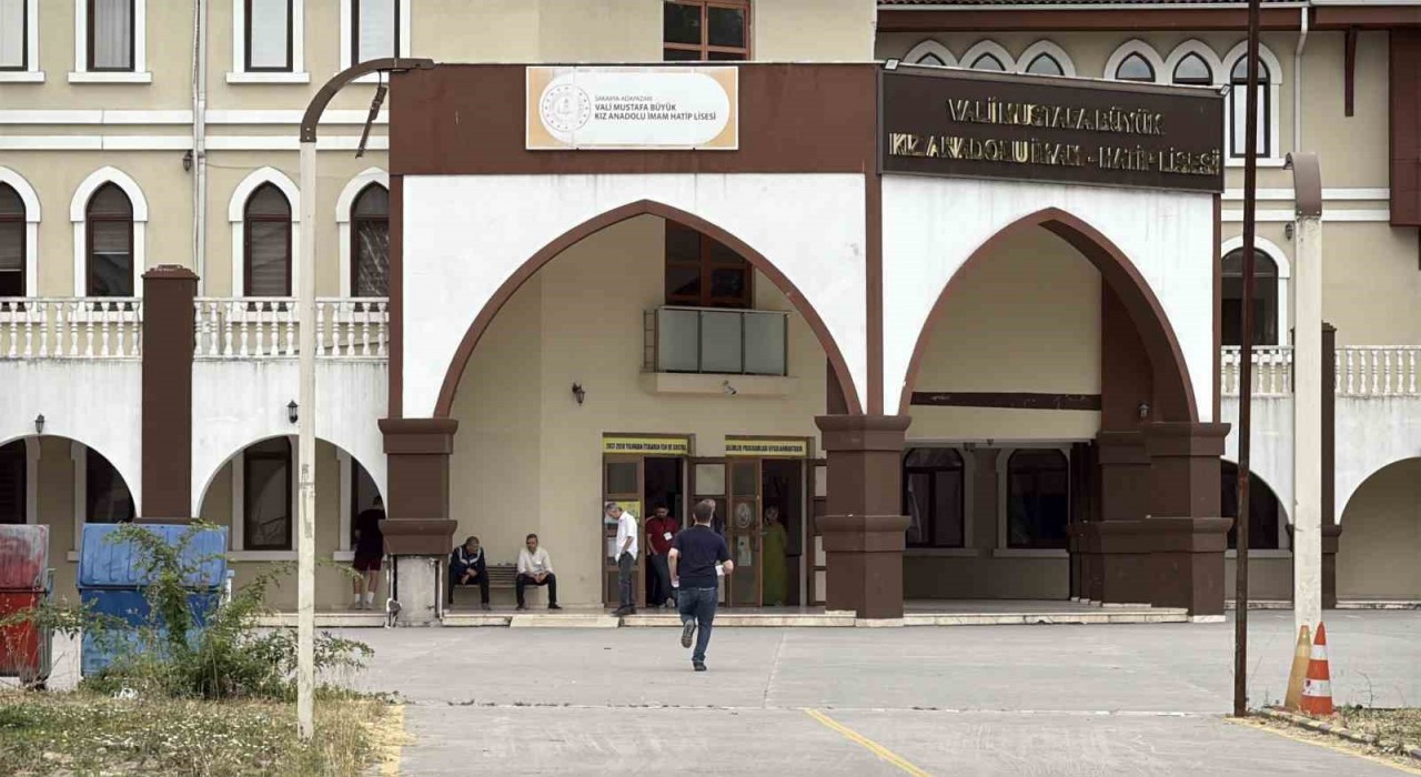 YKSnin ilk oturumu başladı: Öğrenciler sınavda, veliler dışarda ter döküyor