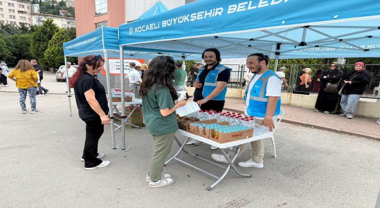 YKSye giren öğrenci ve ailelerine ikram dağıtıldı