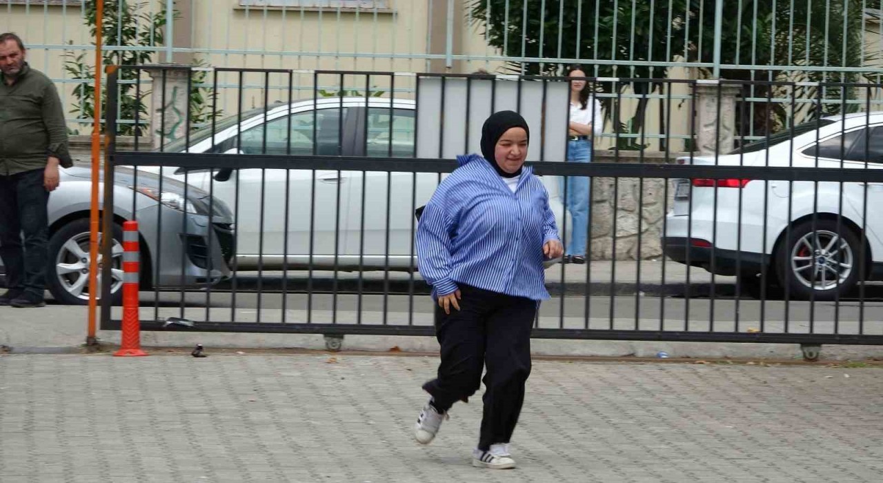 YKSye koşarak girdiler