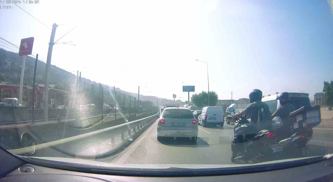 Yoğun trafikten kaçayım diyen iki motosikletli böyle çarpıştı