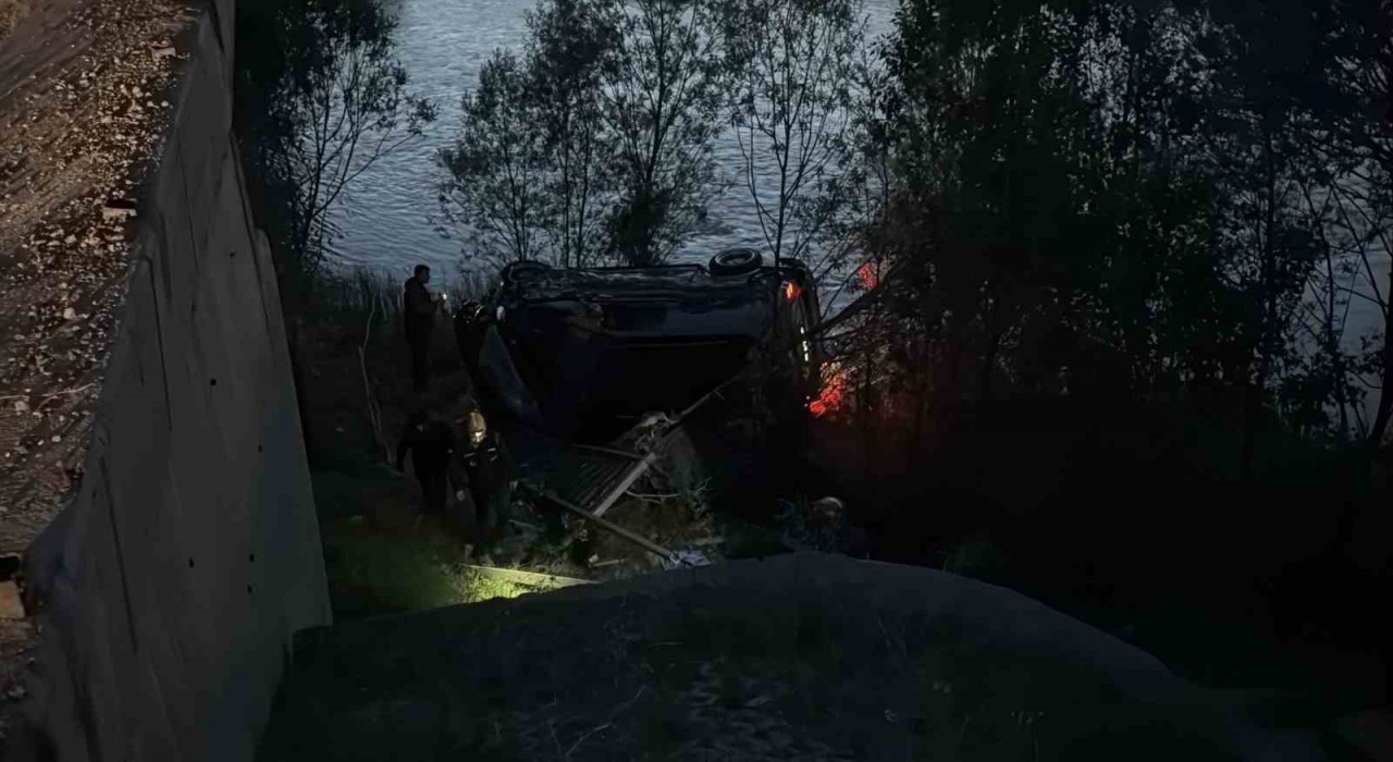 Yoldan çıkan minibüs Kızılırmaka uçtu, 4 yaralı