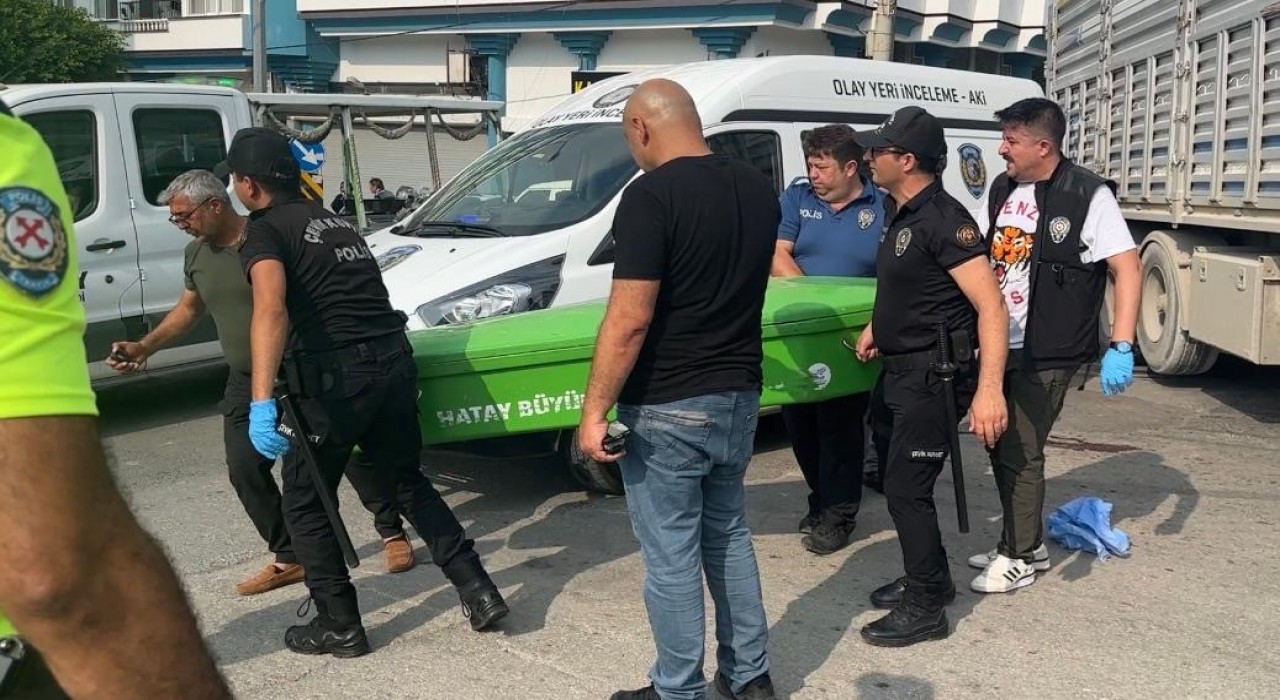 Yolun karşısına geçerken tırın çarptığı kadın hayatını kaybetti