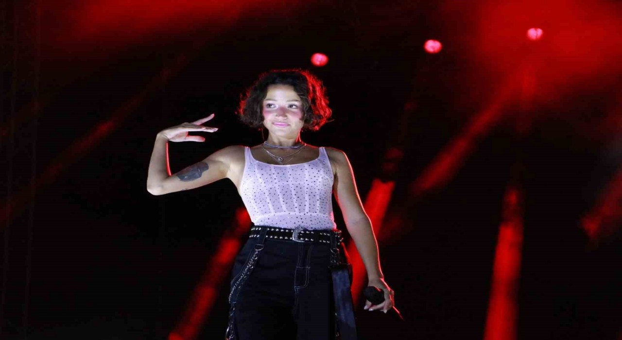 Yüksek Sadakat ve Zeynep Bastık Tekirdağ Kiraz Festivalinde sahne aldı