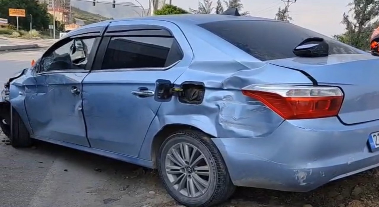 Yüksekovada otomobil ile kamyon çarpıştı: 5 yaralı