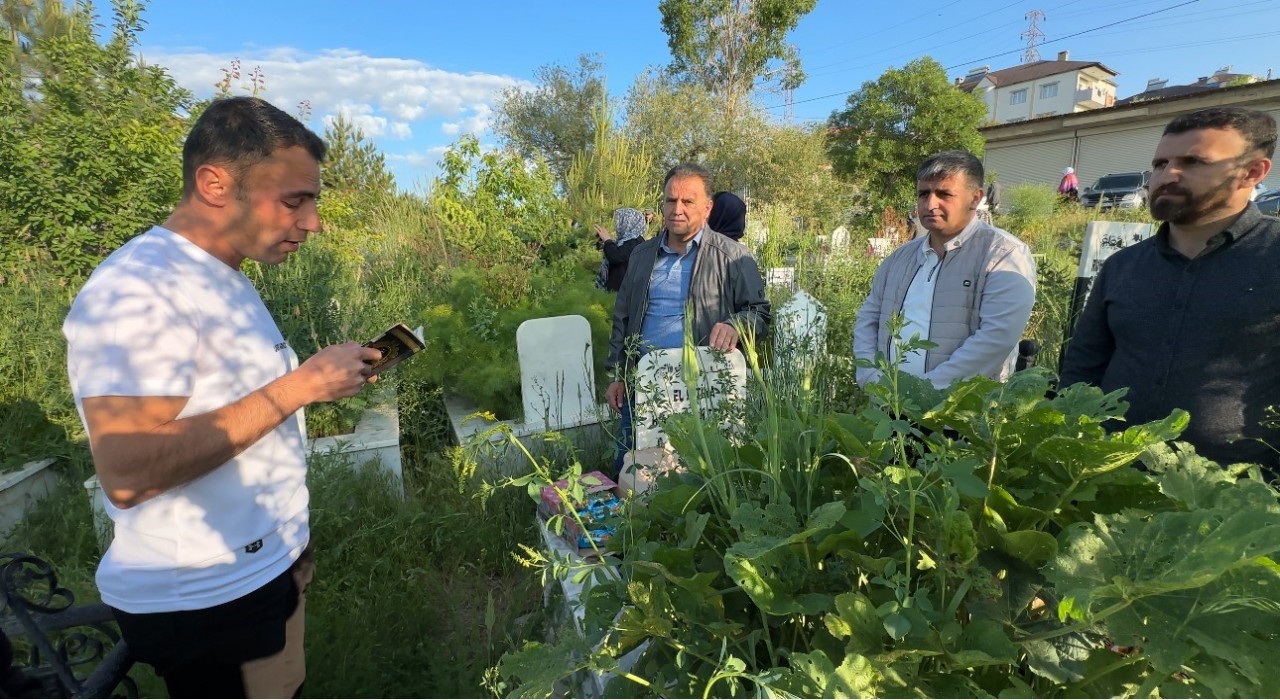 Yüksekovada vatandaşlar bayram namazı sonrası mezarlıklara akın etti