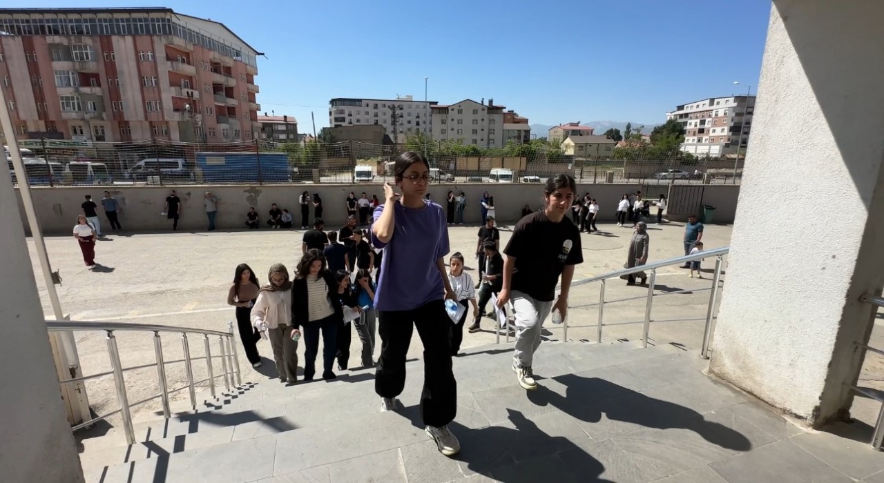 Yüksekovada YKS heyecanı: 24 okulda 6 bin 600 öğrenci sınava girdi