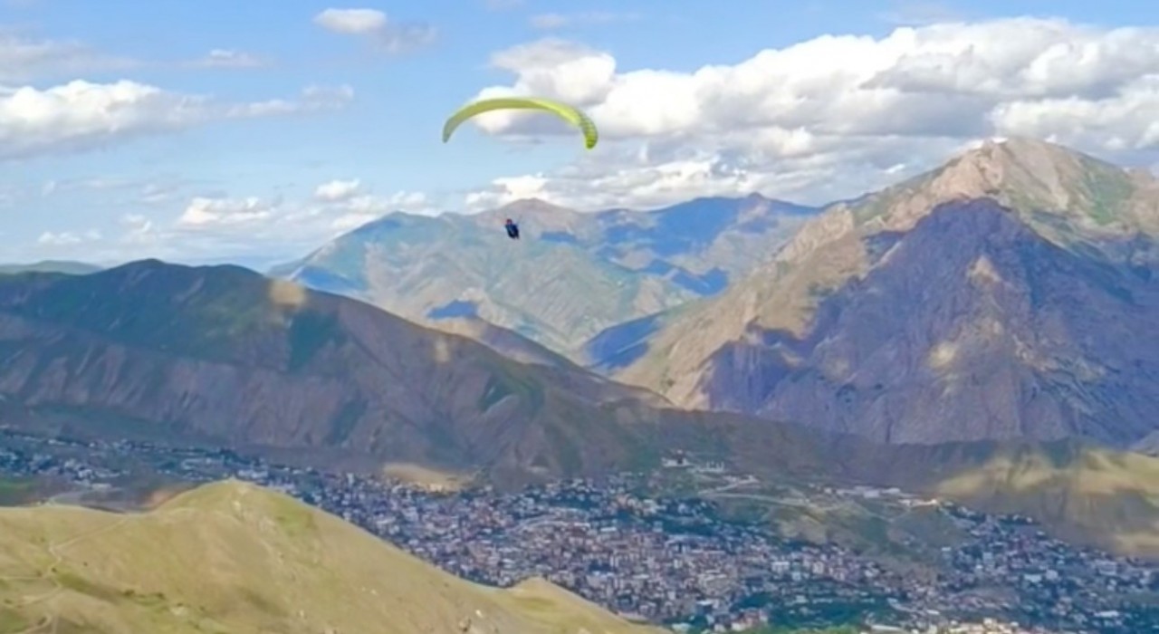 Yüksekovanın gençleri gökyüzüyle buluşuyor: Yamaç paraşütüyle pilot olma hayali gerçek oldu