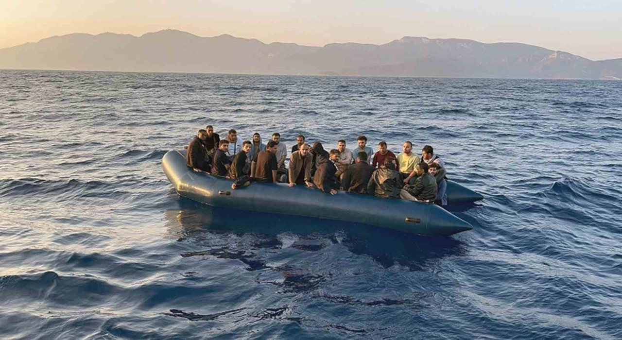 Yunanistanın geri ittiği 21 düzensiz göçmen kurtarıldı
