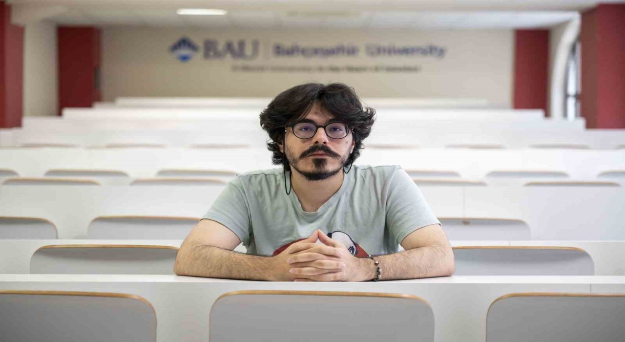 Yüzde 60 görme engeline rağmen önce YKS Türkiye şampiyonu oldu, şimdi de üniversiteyi birincilikle bitirdi