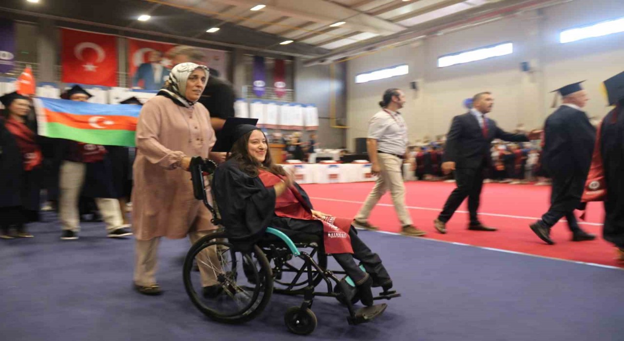 Yüzde 90 engelli kızının eğitimi için 21 yıldır çabalayan anne mezuniyet gururu yaşadı