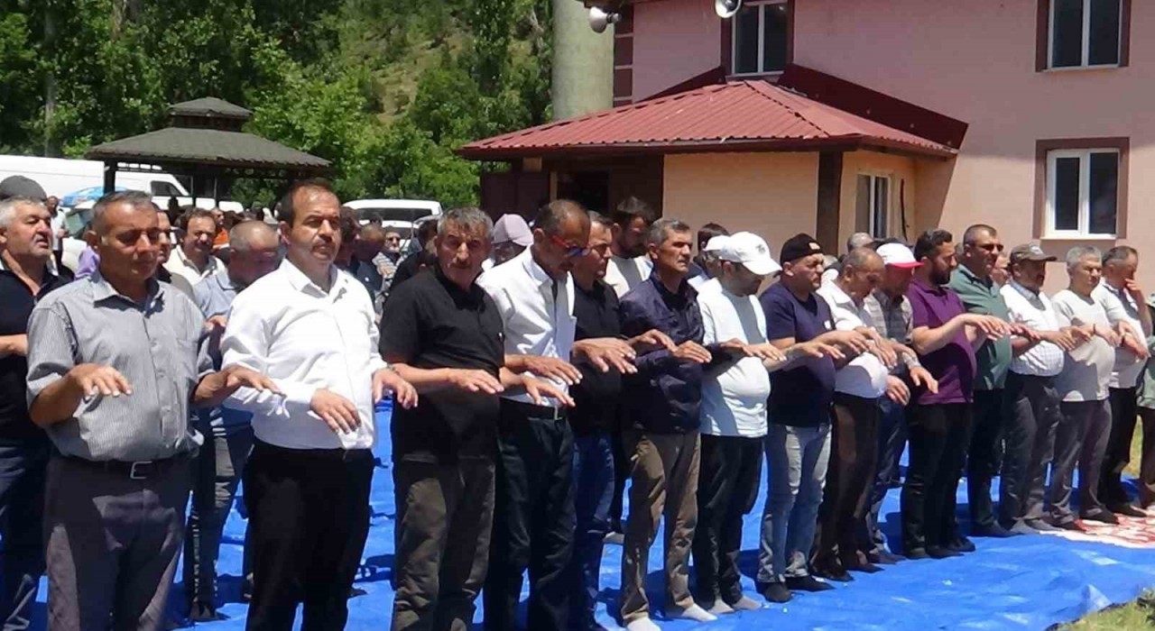 Yüzlerce kişi yağmur için avuçlarını semaya açtı