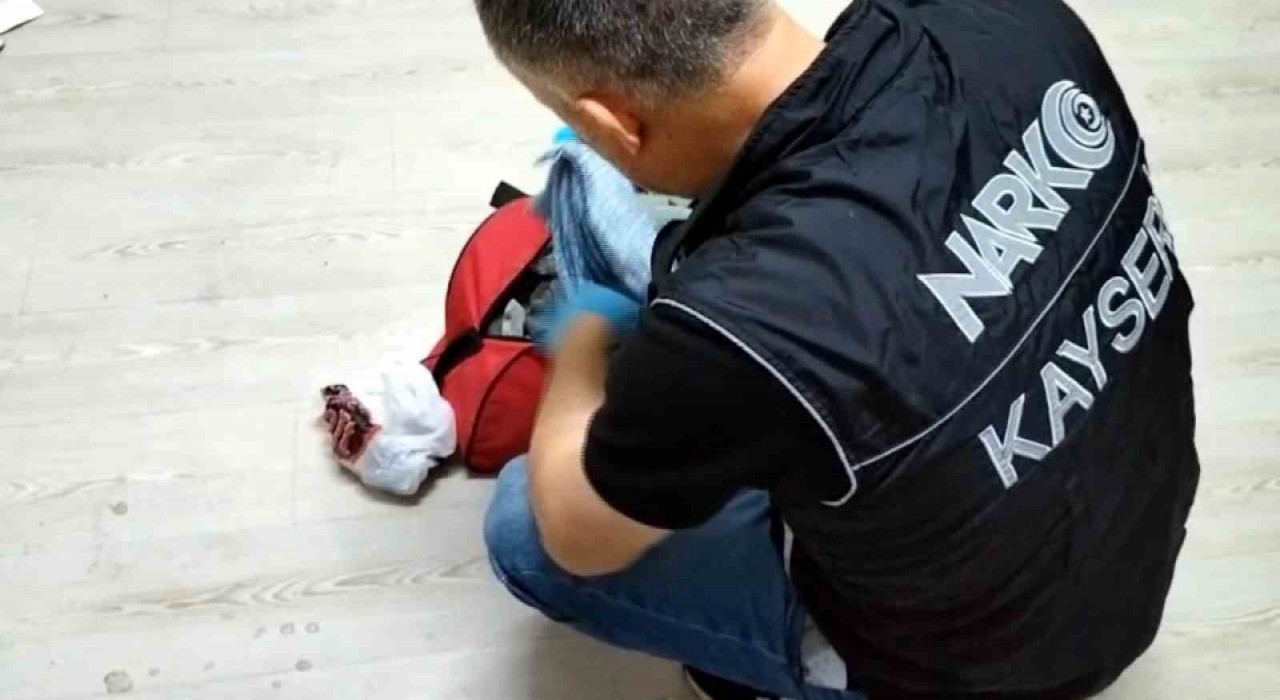 Zehir tacirleri polisten kaçamadı