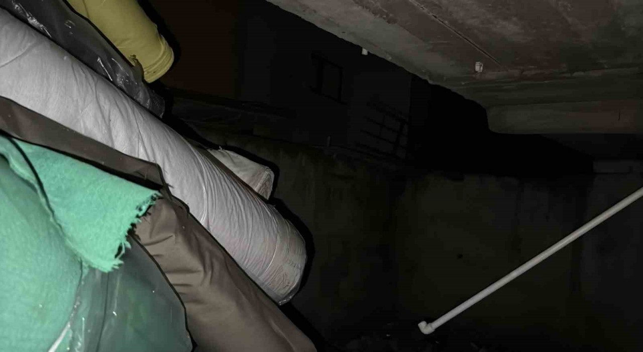 Zeytinburnunda 4 katlı binanın arka cephesindeki duvar yıkıldı