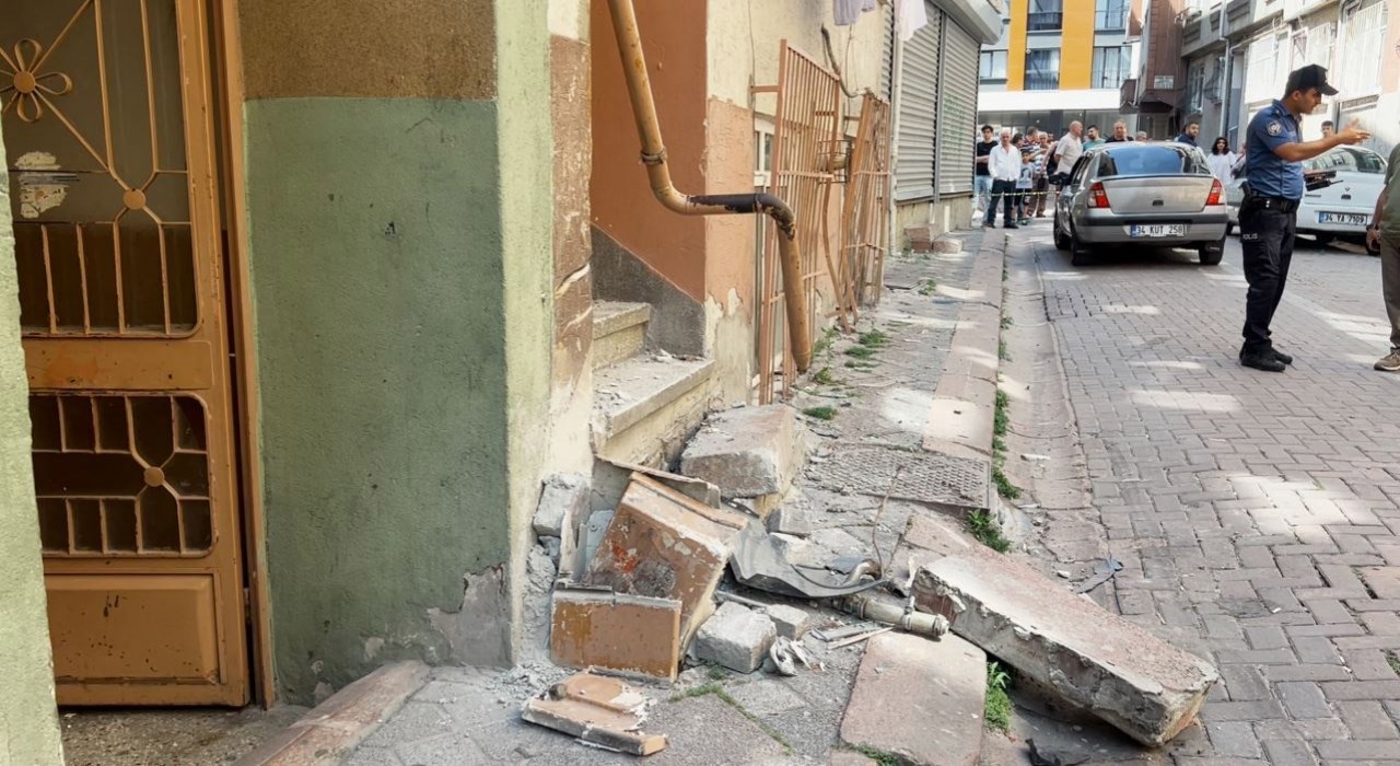 Zeytinburnunda otomobil doğal gaz kutusuna çarptı, facia ucuz atlatıldı