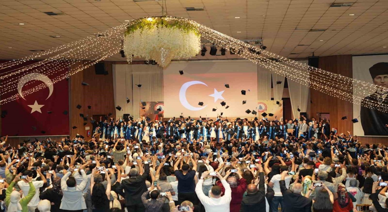 Zonguldak Bülent Ecevit Üniversitesi Kdz. Ereğli mezunlarını geleceğe uğurladı