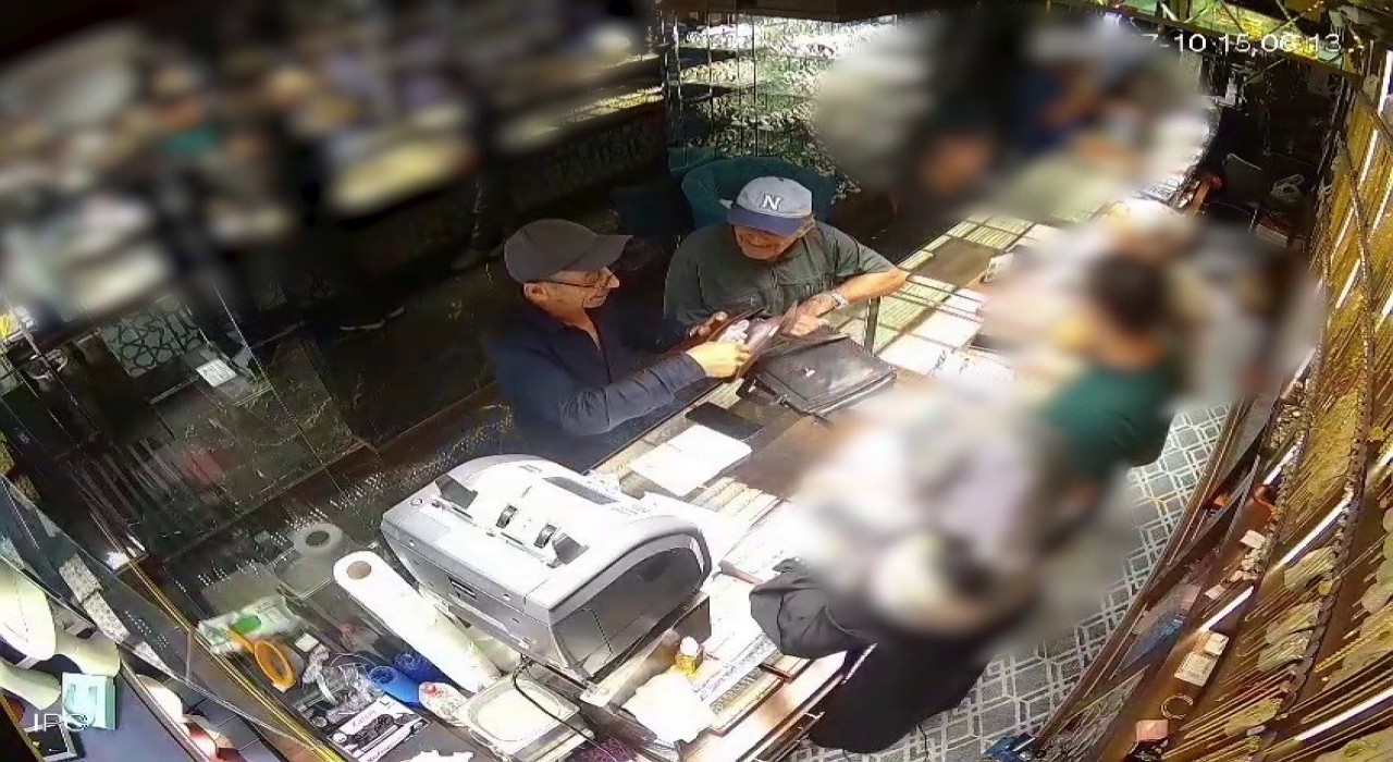1 milyonluk ziynet eşyası çaldılar, kaçmaya çalışırken yakalandılar