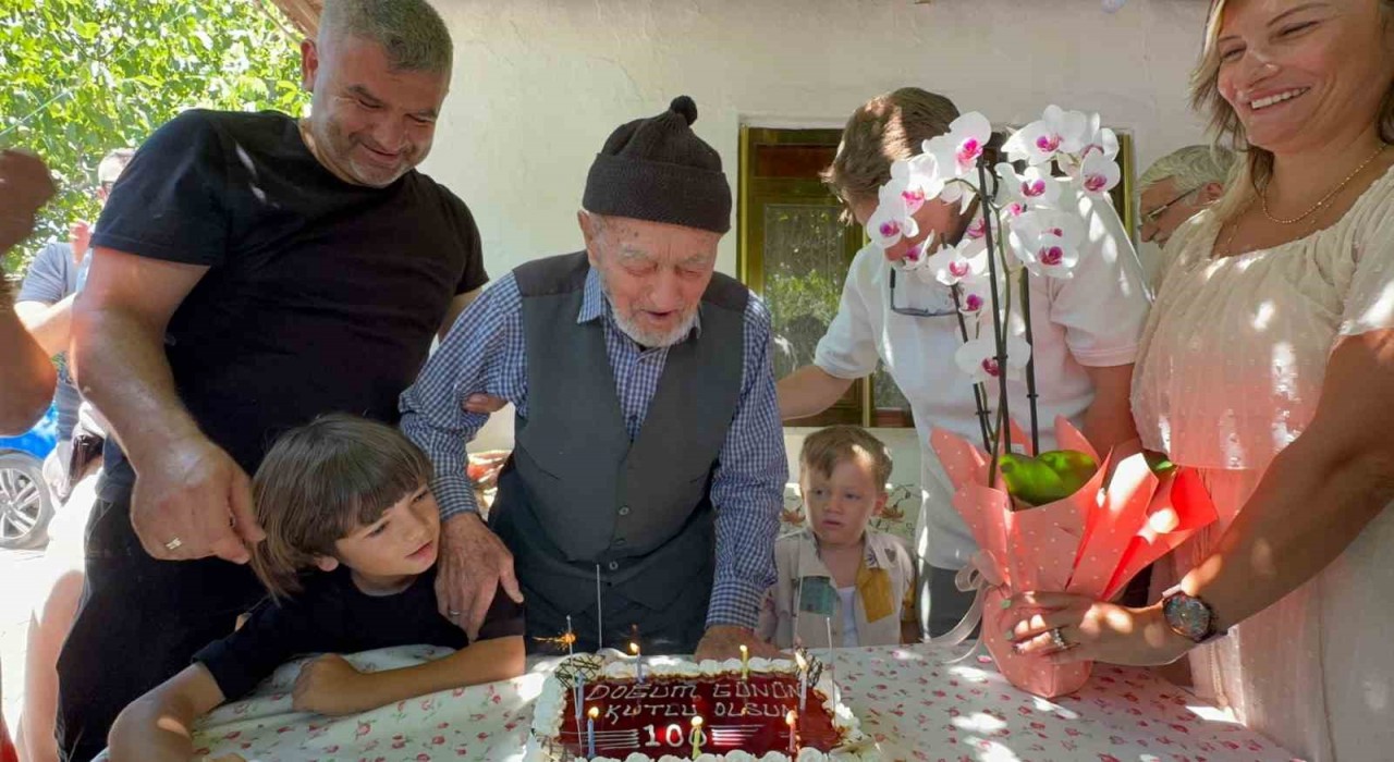 100 yaşına basan Recep Ercana anlamlı kutlama