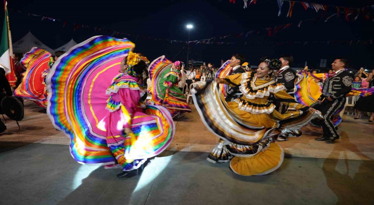 13 farklı ülkeden dansçılar gösterileri ile Samsunluları hayran bıraktı