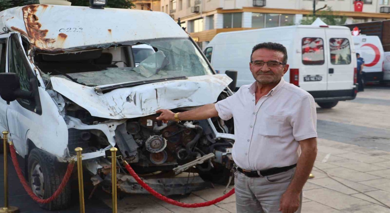 15 Temmuz darbe girişiminde hasar gören minibüs Sivasta sergileniyor