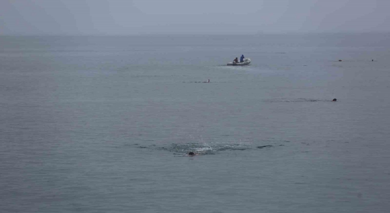 15 Temmuz için Karadenizde 4 kilometre boyunca yüzdüler