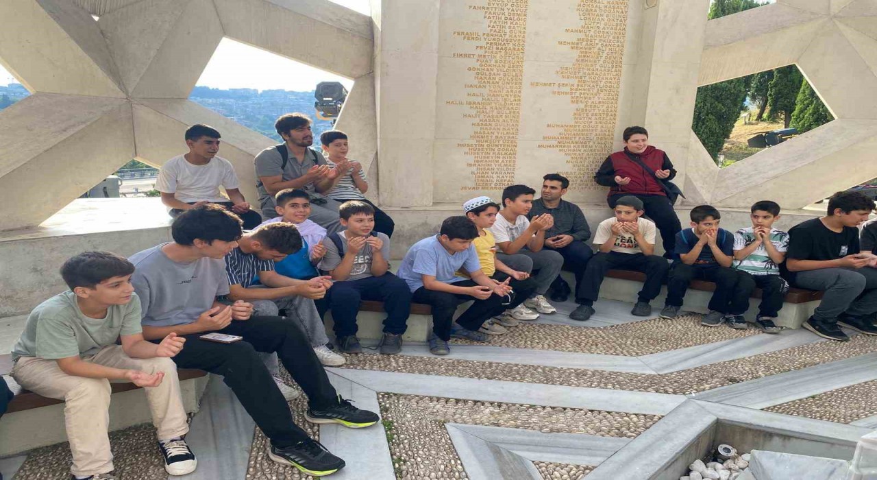 15 Temmuz Şehitler Anıtına sabahın erken saatlerinde ziyaret