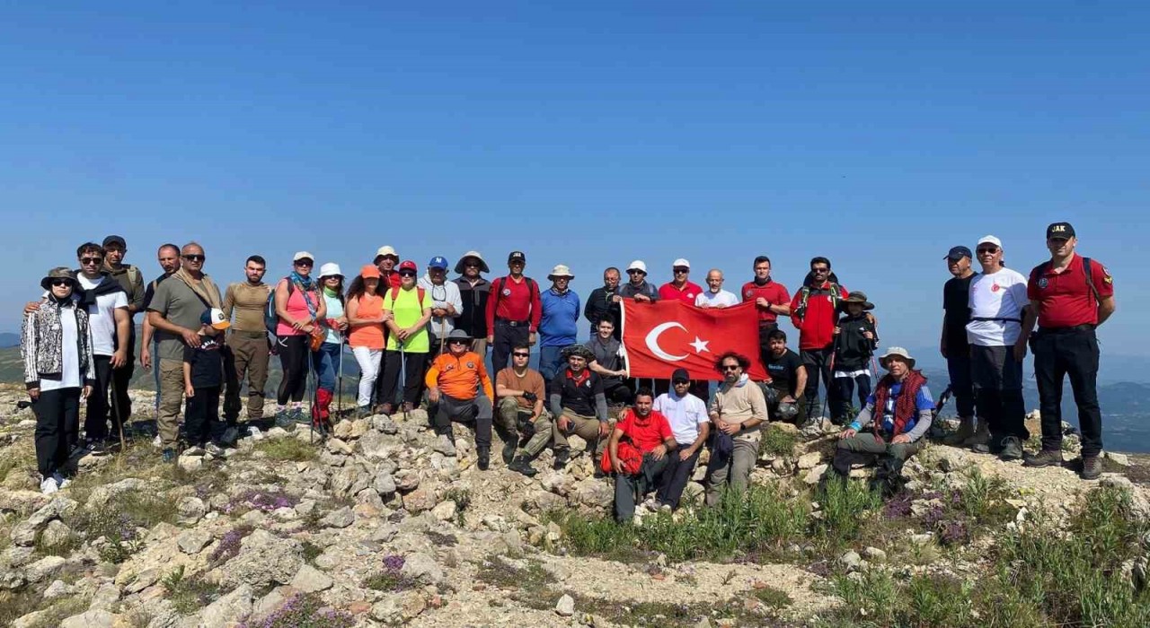 15 Temmuz şehitleri için 2 bin 404 rakımlı dağın zirvesinde Türk bayrağı açtılar