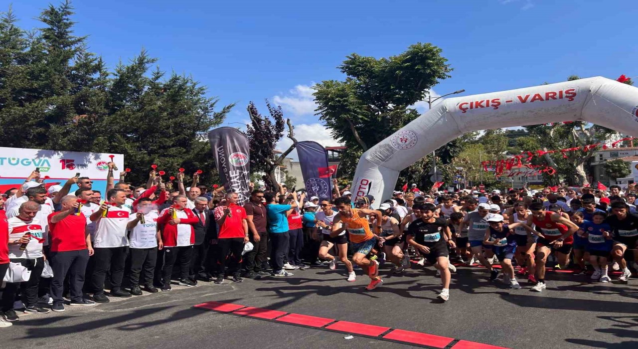 15 Temmuz şehitlerini anmak için Çengelköy 5. Vatan Koşusunda koştular