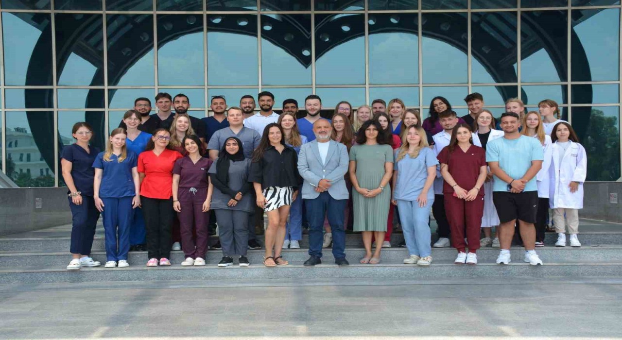 17 ülkeden gelen tıp ve eczacılık öğrencileri, Kıbrısta buluştu