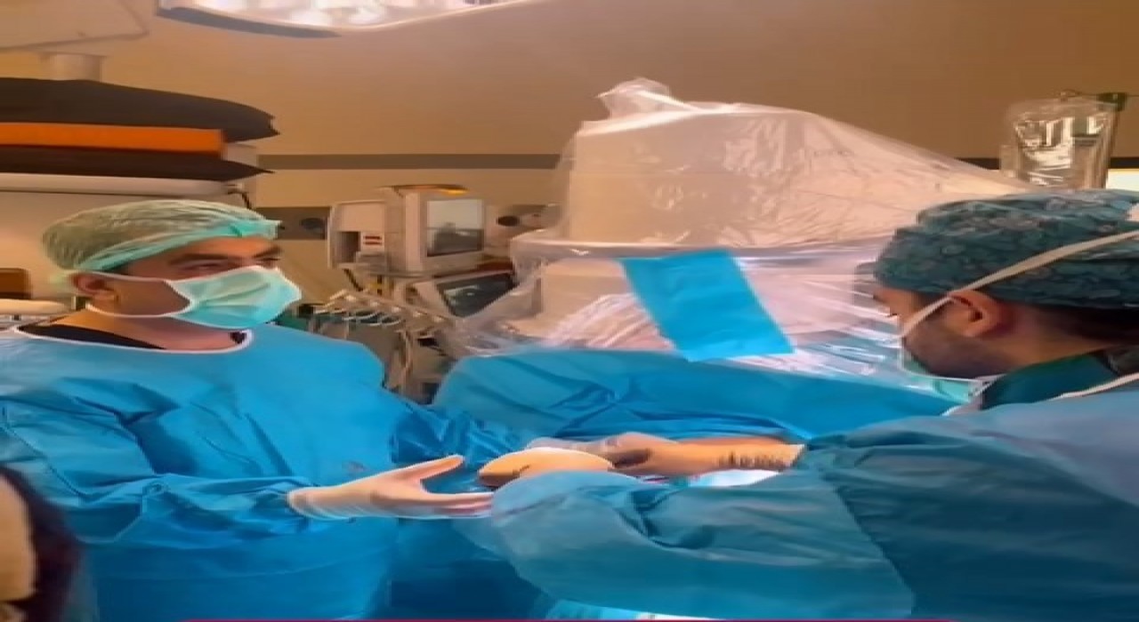 2 yaşındaki bebeğin böbreğindeki taş kapalı yöntemle alındı