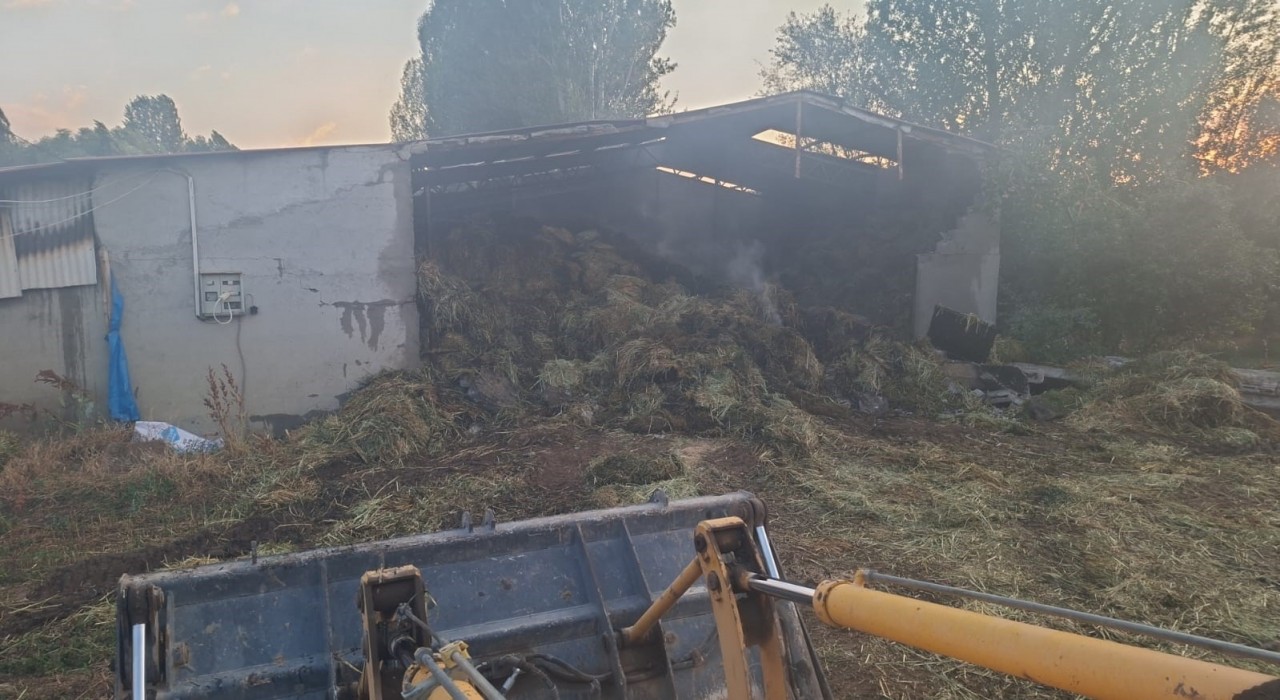 3 kamyon saman yandı