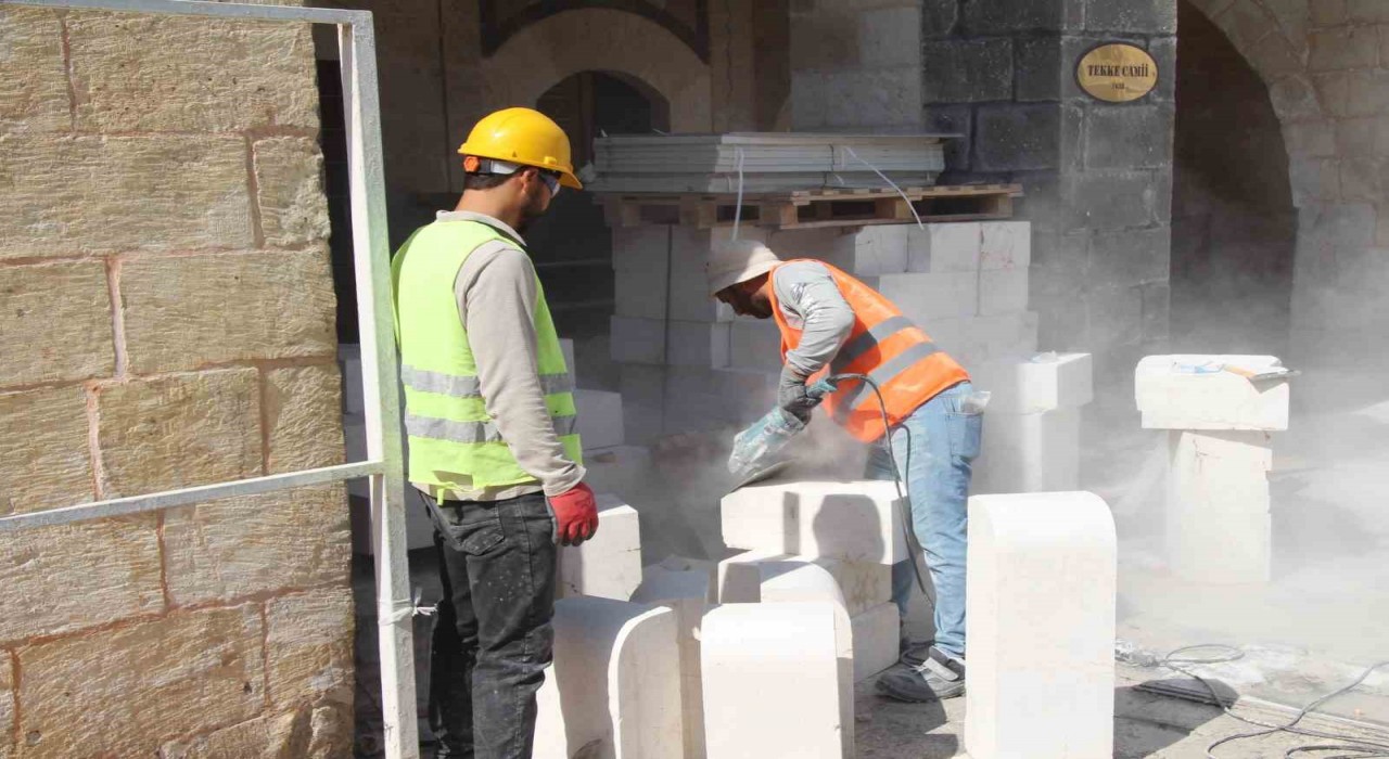 45 derecede ekmeklerini taştan çıkartıyorlar