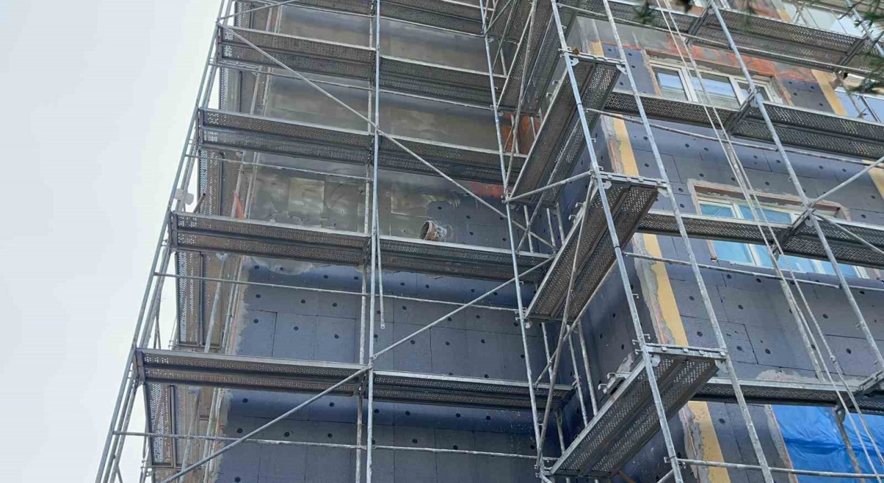 5inci kattaki iskeleden düşen işçi hayatını kaybetti