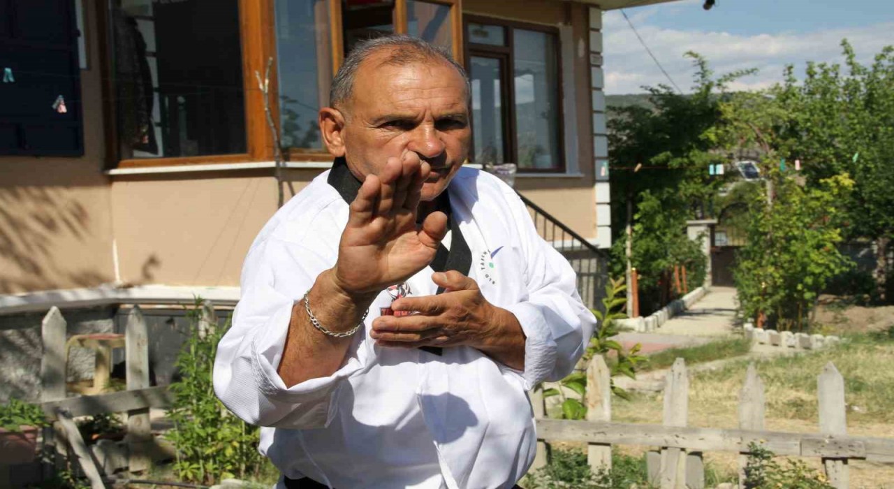 65 yaşındaki taekwondocu hareketleriyle gençlere taş çıkartıyor