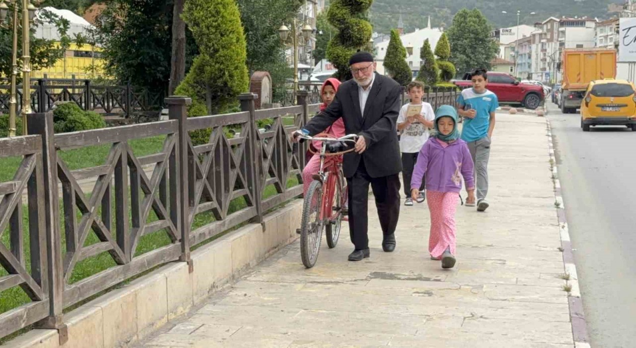 80lik dede torunlarını Kuran öğrensin diye her gün bisikletiyle camiye götürüyor