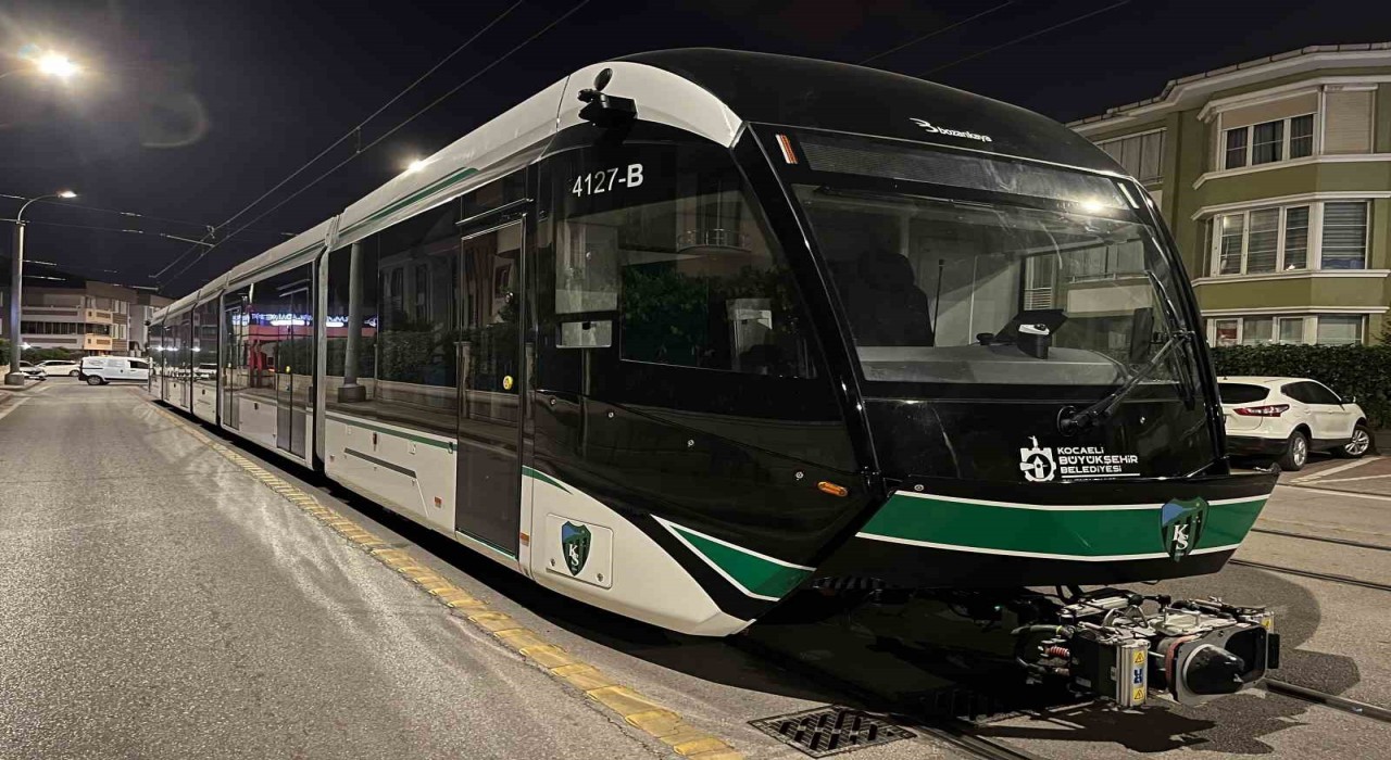 9. tramvay raylara indi, son araç yolda