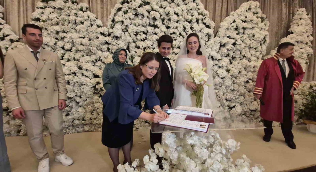 Adalet Bakanının eşi nikah şahidi oldu