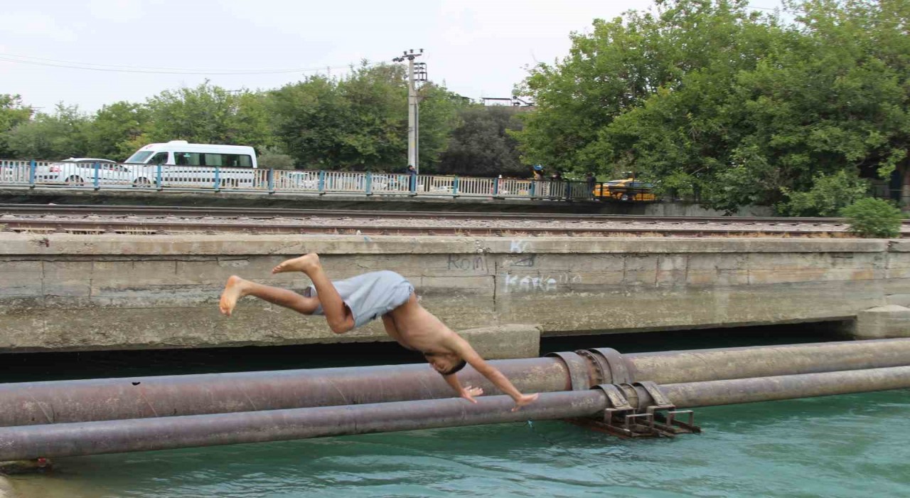Adana yanıyor, sulama kanalları doluyor