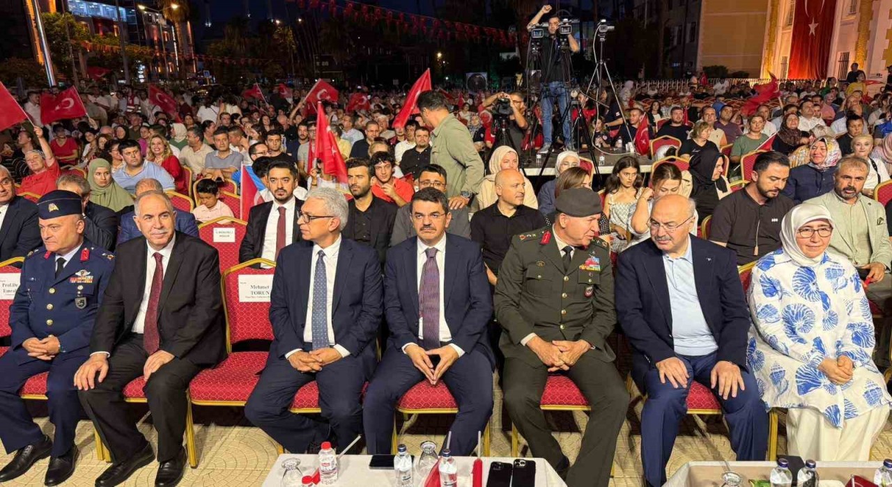 Adanada ‘15 Temmuz Demokrasi ve Birlik Günü nöbeti tutuldu, şehitler anıldı