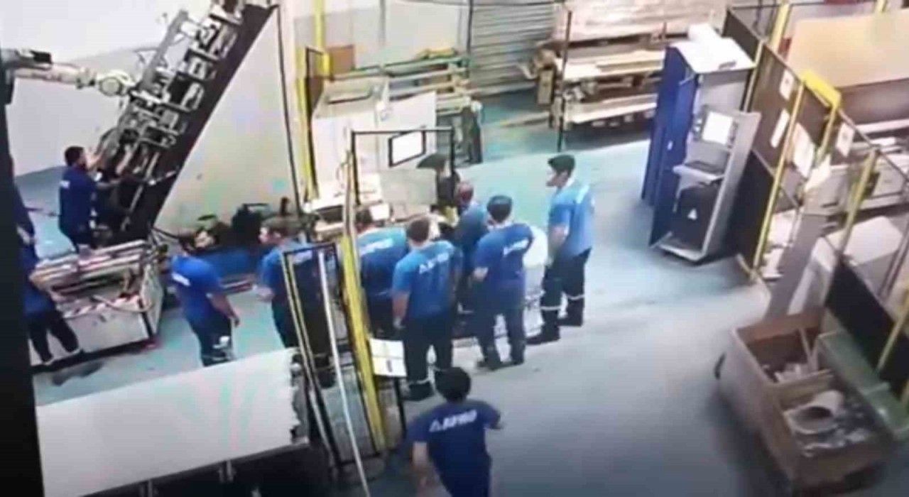 Adanada feci iş kazası: Arızalı makine, işçinin sırtına saplandı