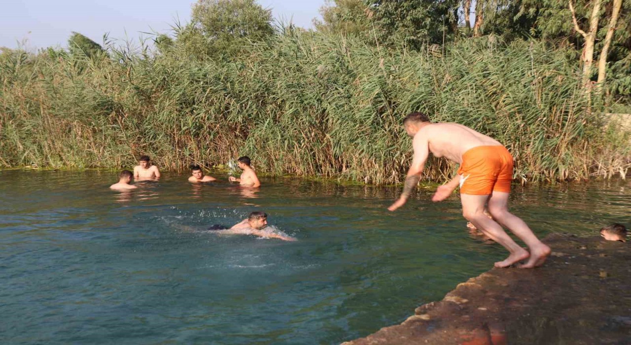 Adanada gençler bunaltan sıcakta gölette serinledi
