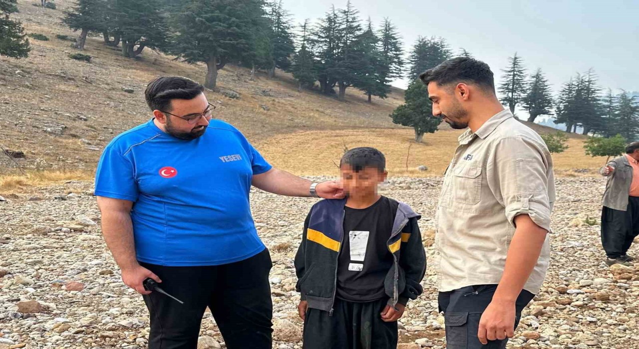 Adanada kayıp olarak aranan çocuk komşusunun damında uyurken bulundu