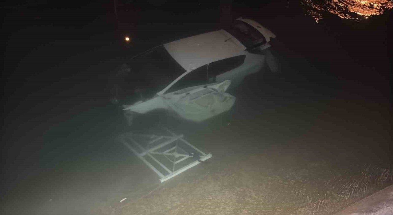 Adanada otomobil sulama kanalına düştü: 3 yaralı