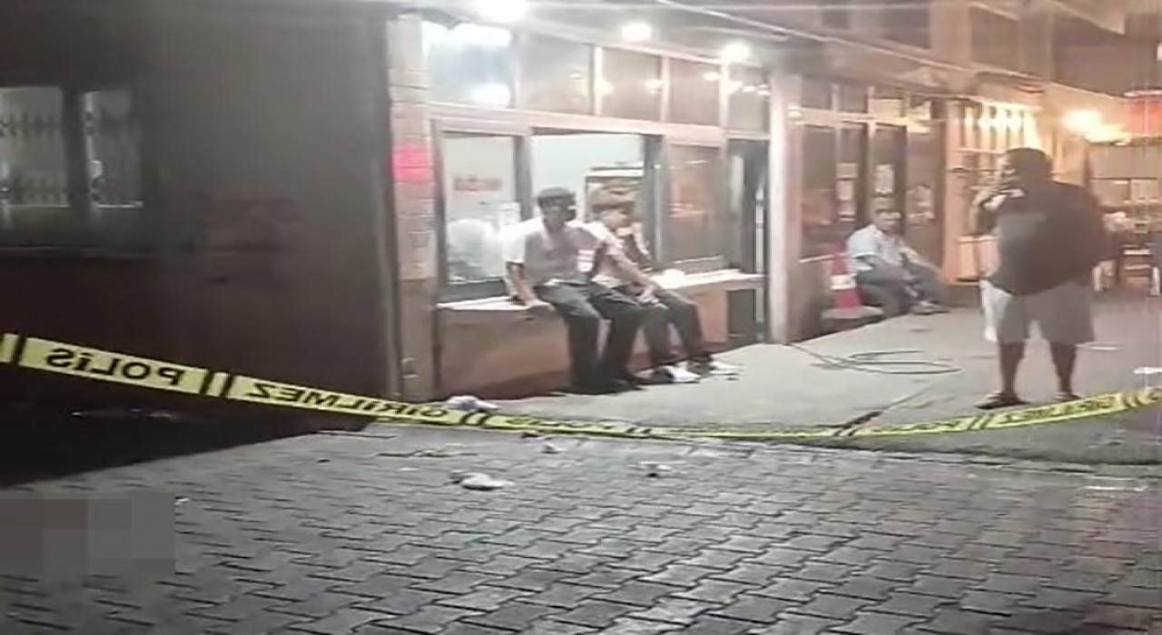 Adanada sokakta bıçaklı saldırıya uğrayan bir kişi ağır yaralandı