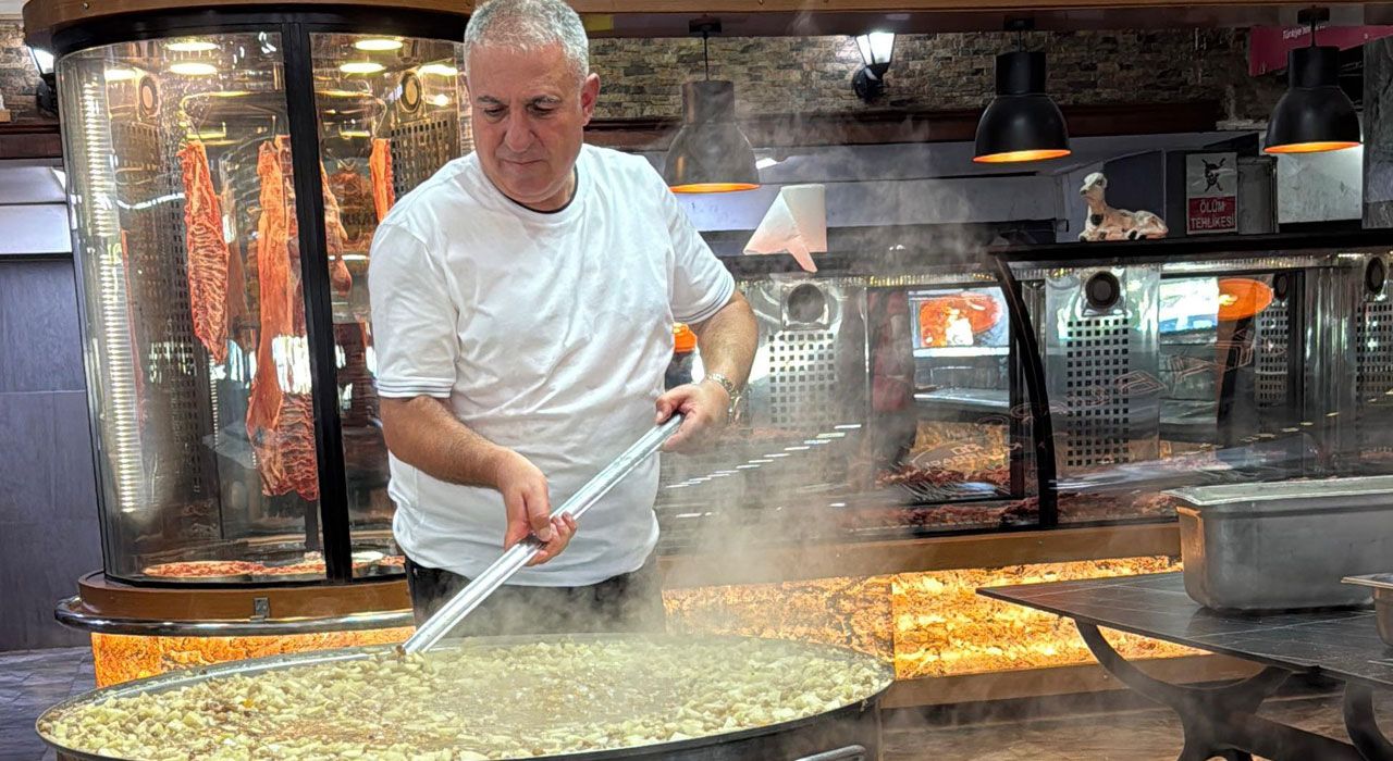 Adanalı Kebapçıdan Muharrem Ayında Geleneksel Aşure İkramı