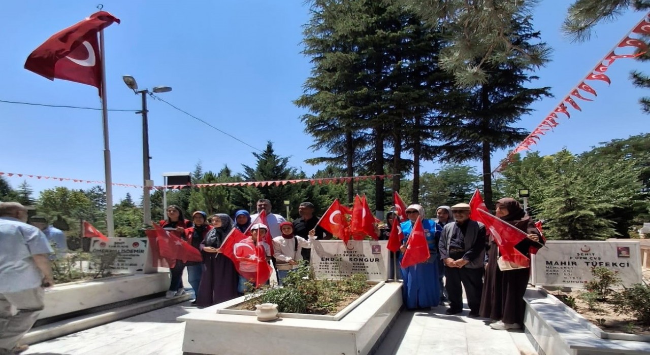 Adanalı üniversite öğrencileri Şehit Ömer Halisdemirin kabrinde dua etti