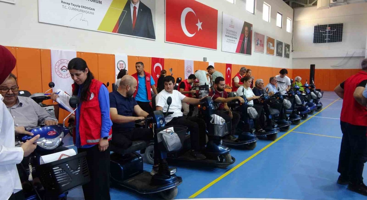 Adıyamanda 41 akülü sandalye depremzede vatandaşlara teslim edildi