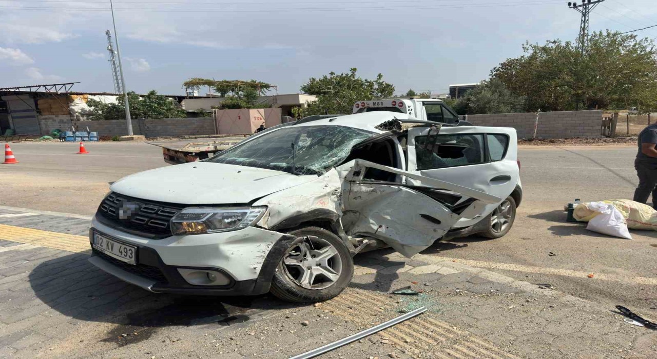 Adıyamanda minibüs ile hafif ticari araç çarpıştı: 1i ağır 2 yaralı