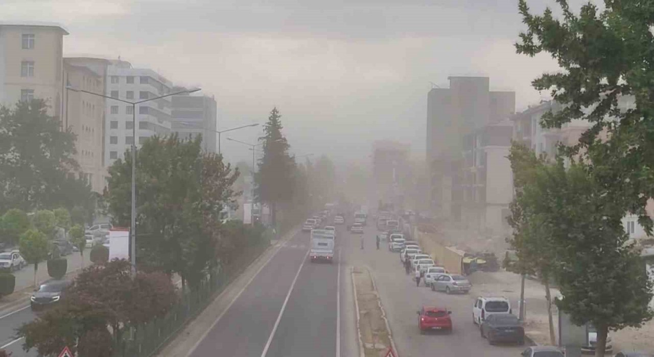 Adıyamanda önce toz taşınımı sonra yağmur etkili oldu